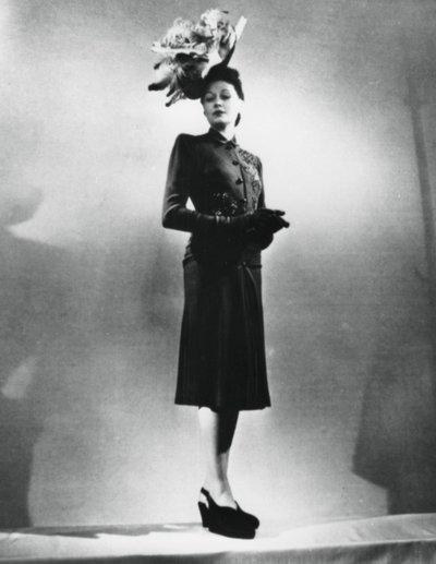 La femme chic, antrekk av den franske motedesigneren Jacques Fath, Paris, januar 1943 av Unbekannt