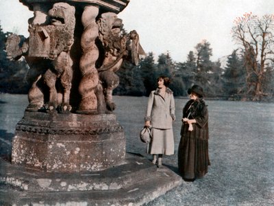 Lady Elizabeth Bowes-Lyon og grevinnen av Strathmore, Glamis Castle, Skottland, 1923 av Unbekannt
