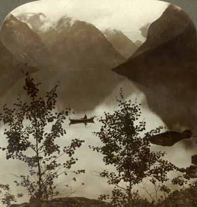 Loensjøen - matet av isbreer på sine skydekkede fjellkyster - Norge, c1905. av Unbekannt