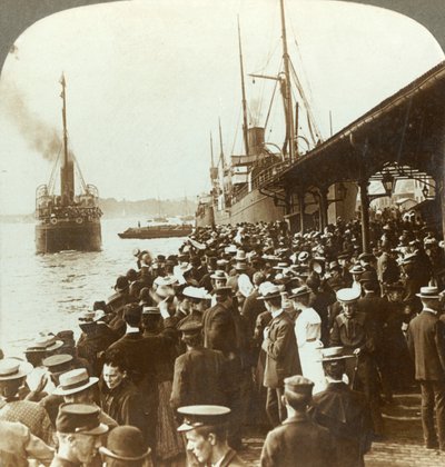 Forlater gamle hjem og venner - vinker emigranter til Amerika, Christiania, Norge, c1905. av Unbekannt