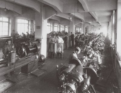 Linsebehandling ved fabrikken til Optical Mechanical Association i Petersburg, 1916 av Unbekannt