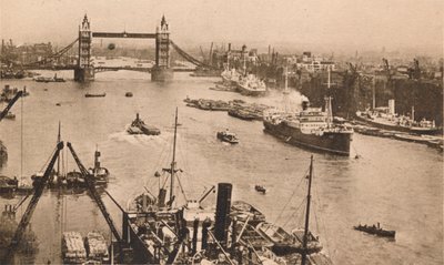 London - Tower Bridge og bassenget, c1910 av Unbekannt