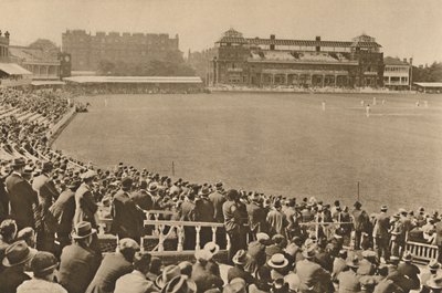 Ser mot paviljongen fra haugen stå ved verdensberømte Lords, c1935. av Unbekannt