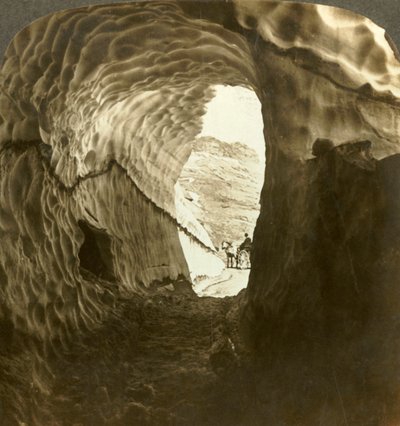 Ser gjennom en snøtunnel på en midtsommerreise over Dyreskardpasset, Norge., c1905. av Unbekannt