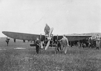Louis Blériot var i ferd med å foreta den første vellykkede flyturen over Den engelske kanal, 1909 av Unbekannt