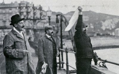 Louis Blériot på brygga i Dover etter sin flytur over Den engelske kanal, 25. juli 1909 av Unbekannt