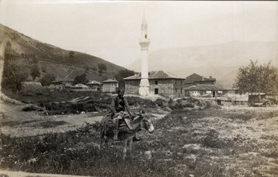 Macedoine, Hellas: en mann på et esel foran en minaret - Postkort 1914-1918 av Unbekannt