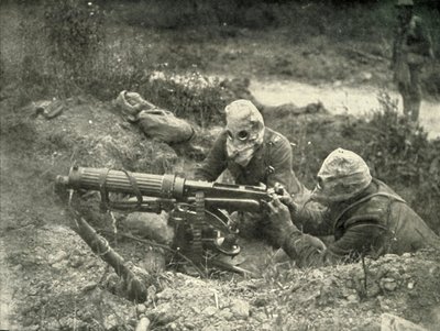 Maskingeværere i aksjon med gasshjelmene sine, 1919. av Unbekannt