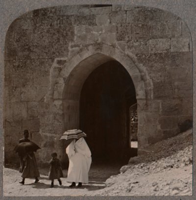 Mahommedanske kvinner kommer inn i Jerusalem ved Herods Gate, ca 1900 av Unbekannt