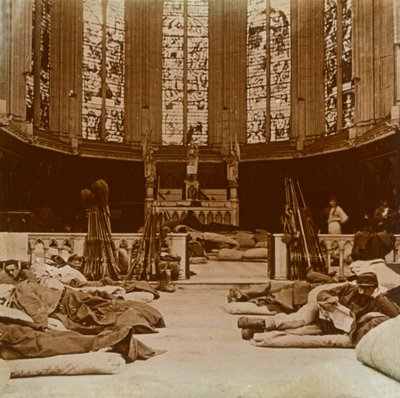 Provisoriske brakker i en kirke, Marne, Nord-Frankrike, 1914. av Unbekannt