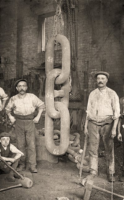 Lage Titanics ankerkjetting ved Hingley & Sons, ca. 1909 (bilde) av Unbekannt