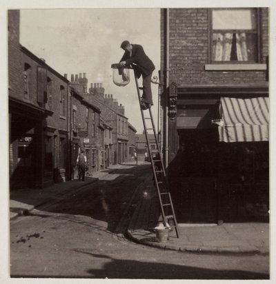 Mann som renser en gassgatelykt, ca 1905 av Unbekannt