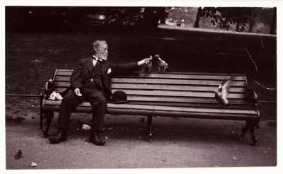 Mann på en parkbenk, ca 1920 Et øyeblikksbilde av en mann som sitter på en parkbenk og mater duer, tatt av en ukjent fotograf i ca. 1920 av Unbekannt