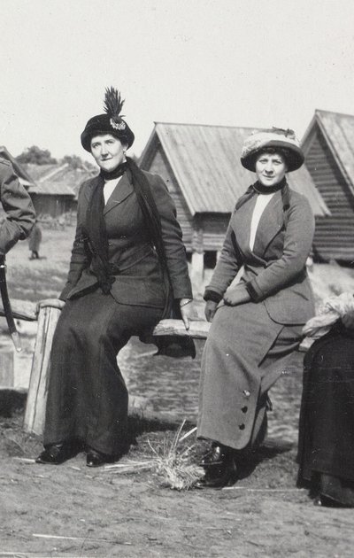 Maria Evgenyevna Golovina, sekretær for Rasputin høyre og Julia Alexandrovna Den, 1912-1913 av Unbekannt