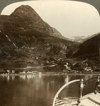 Marok og de gigantiske høydene bak den, S.S.E. fra Geirangerfjord, Norge, c1905. av Unbekannt