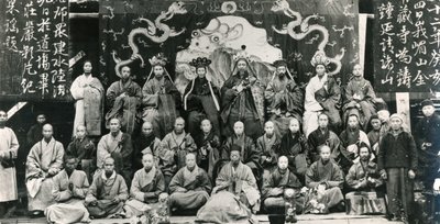 Møte med buddhistiske klosteroverordnede i Kina, slutten av det nittende århundre (s/hvitt-bilde) av Unbekannt