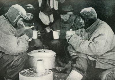 Medlemmer av Polarpartiet spiser et måltid i leiren, c1911, 1913 av Unbekannt