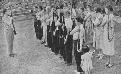 Medlemmer av Womens Volunteer Defence Corps blir trent i rifleøvelse, andre verdenskrig, 1940 av Unbekannt