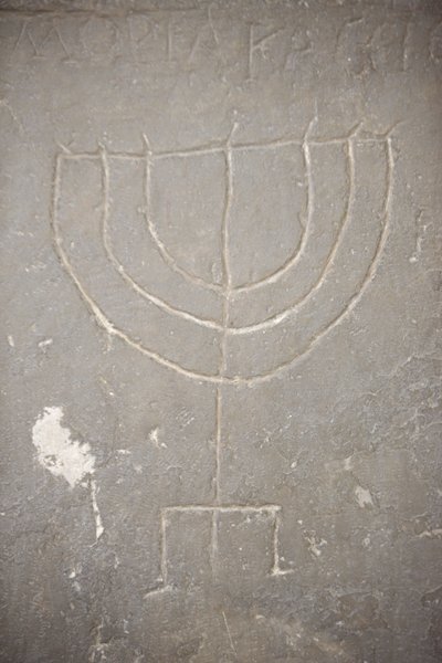 Menora (Menorah) skåret på en gammel gravstein, Budapest, Hongrie av Unbekannt