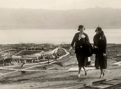 Millicent Veronica Willison, kone til William Randolph Hearst, besøker arbeidet for utvinning av gamle romerske skip fra Lake of Nemi, ca. 1930 (s/hv-bilde) av Unbekannt