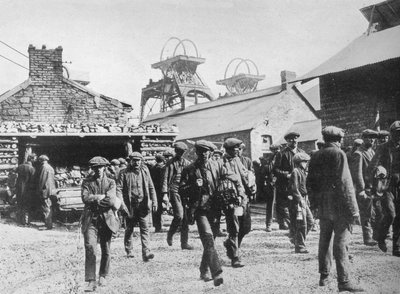 Gruvearbeidere forlater pithead etter utløpet av deres streikevarsler, 1915 av Unbekannt