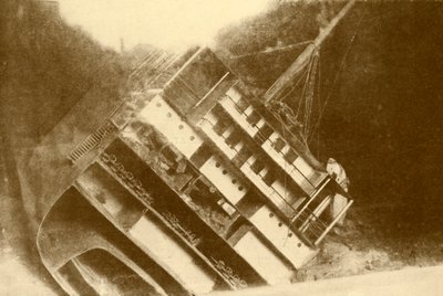 Modell som viser Laurentic som hun opprinnelig lå, 120 fot under overflaten, c1930. av Unbekannt