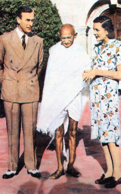 Mohandas Karamchand Gandhi 1869-1948, stående mellom Lord og Lady Mountbatten av Unbekannt