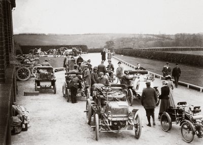 Motorbiler parkerte utenfor et landsted under 1000 Mile Trial av Unbekannt