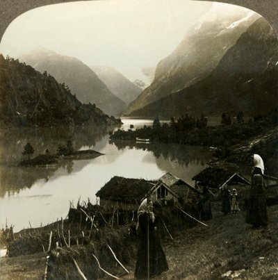 Loen-sjøen med fjellvegger - uovertruffen i skjønnhet og storhet - fra Seten gård, Norge, c1905. av Unbekannt