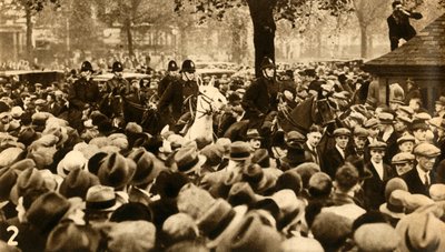 Montert politi og marsjerende, middelprøveprotester, Hyde Park, London, 1932, 1933. av Unbekannt