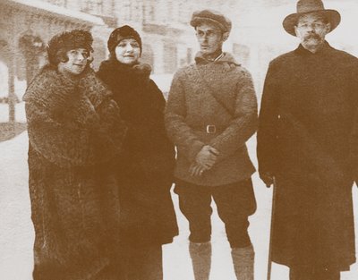 Moura Budberg andre fra venstre med Maxim Gorky til høyre, ca. 1920 av Unbekannt