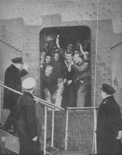 Mr. Churchill gir V-tegnet til jublende medlemmer av skipets mannskap, 1943-1944 av Unbekannt