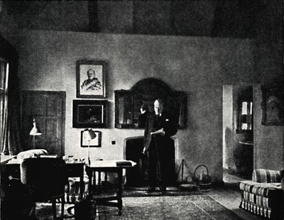 Mr. Churchill i hans studie i Westerham, 1930-tallet, 1945. av Unbekannt
