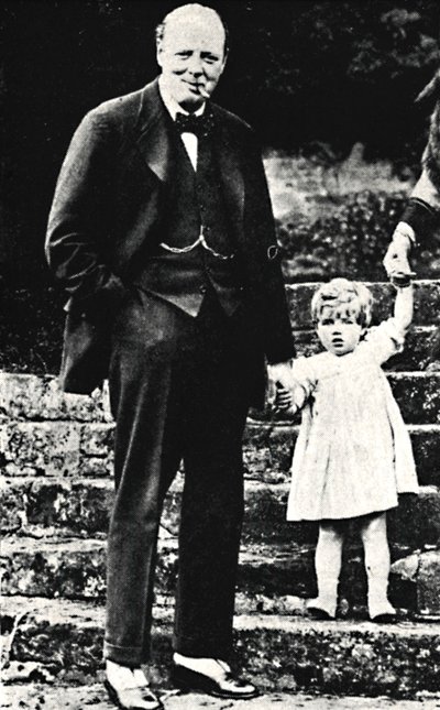 Mr. Churchill med sin datter, 1924, 1945. av Unbekannt
