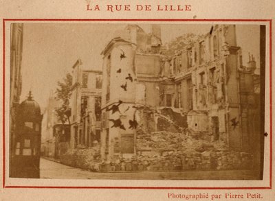 Municipality of Paris (1871): view of the buildings destroyed in the rue de Lille in Paris in May 1871. Photograph of Pierre Pepetit. Print on cardboard, Dim. 9x5,4 cm av Unbekannt