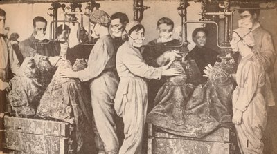 Ammunisjonsarbeidere som bruker åndedrettsvern mens de fyller, selger med Trinitrotoluene T.N.T., c1916, 19 av Unbekannt