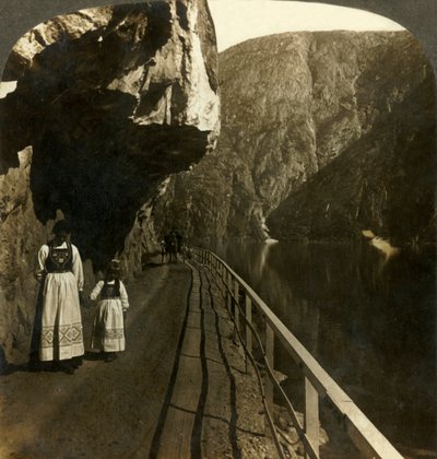 Smal steinhylle der veien til Voring Falls forbi Oifjordsjøens dype vann, Norge, c1905. av Unbekannt
