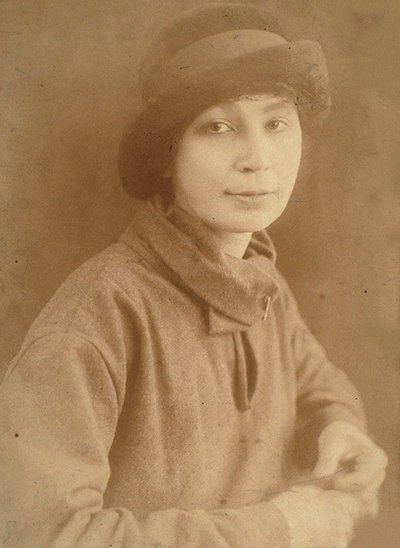 Natalia Sergeevna Goncharova 1881-1962 i Paris, 1917. av Unbekannt