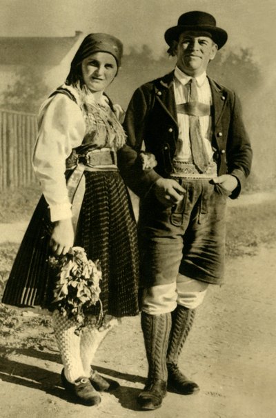 Nygifte i tradisjonell drakt, Kärnten, Østerrike, c1935. av Unbekannt