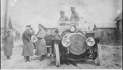 Nicholas II av Russland, storhertug Nicholas Nikolaevich og general grev Georgi Bobrinsky i front av Unbekannt