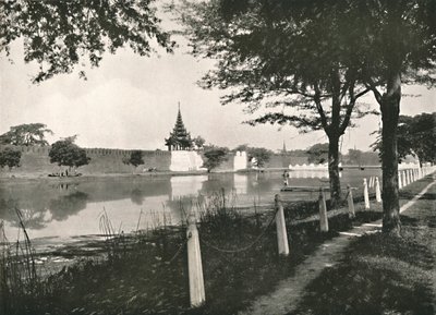 North Moat and Wall, Mandalay, 1900. av Unbekannt