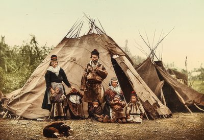 Norge. Rag (frø) - familie foran et telt. Rundt 1900. Fotokrom. Fotografering av Photoglob / Zürich av Unbekannt