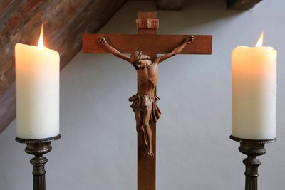 Obersteinbach, Bas-Rhin, Frankrike, le 29/5/2014 - Stearinlys og krusifiks. Luthersk tempel. av Unbekannt