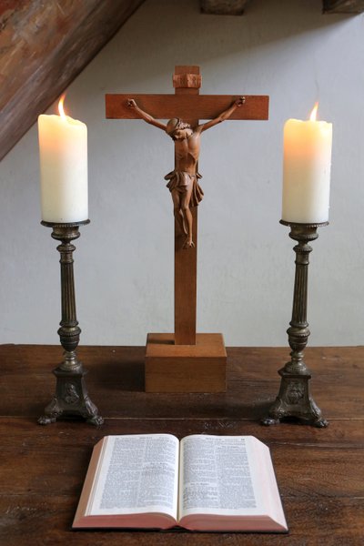Obersteinbach, Bas-Rhin, Frankrike, le 29/5/2014 - Stearinlys, krusifiks og bibel. Luthersk tempel. av Unbekannt