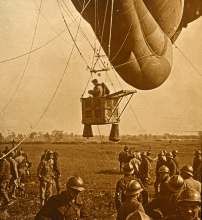 Observasjon av fiendens posisjoner fra en sperreballong, c1914-c1918 av Unbekannt