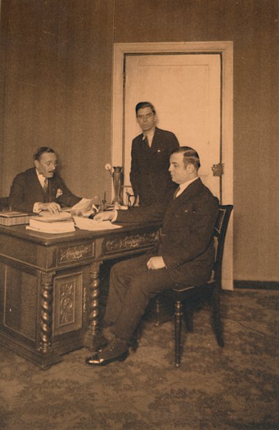 Sekretærkontoret ved den cubanske ambassaden i Brussel, Belgia, 1927. av Unbekannt
