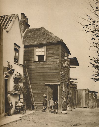 Gamle hus i Highgate fra hvis døråpninger landsbyboere så bussene passere., c1935. av Unbekannt
