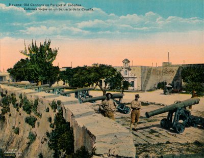 Gamle kanoner på en brystning ved La Cabana festning, Havana, Cuba, c1920 av Unbekannt