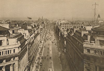 På taket av Bush House, ser fra Kingsway mot Northern Heights, c1935. av Unbekannt
