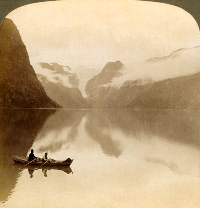 Ved den dystre Oldensjøen, mellom skydekkede fjell, til Maelkevoldbreen, Norge, 1905. av Unbekannt